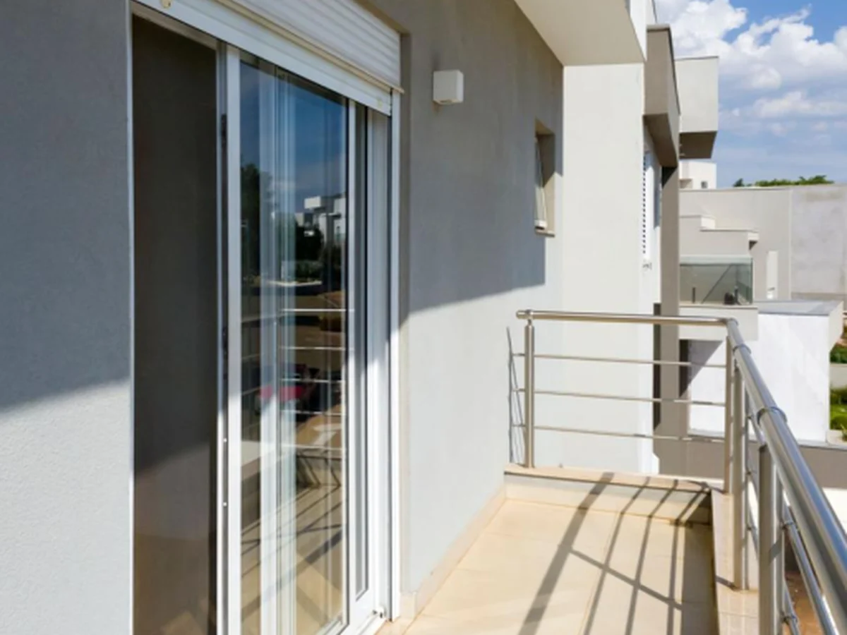 Ambiente residencial com acabamento limpo e profissional