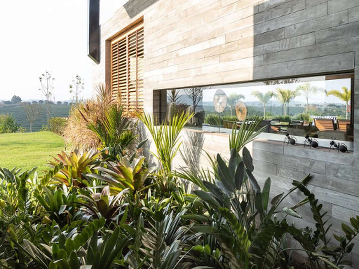 Casa com área externa e piscina