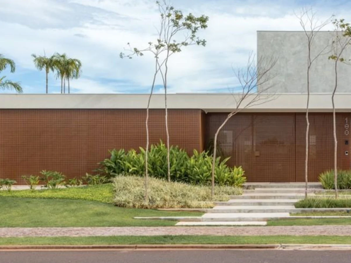 Casa residencial moderna para ilustrar construção de casas e ampliações