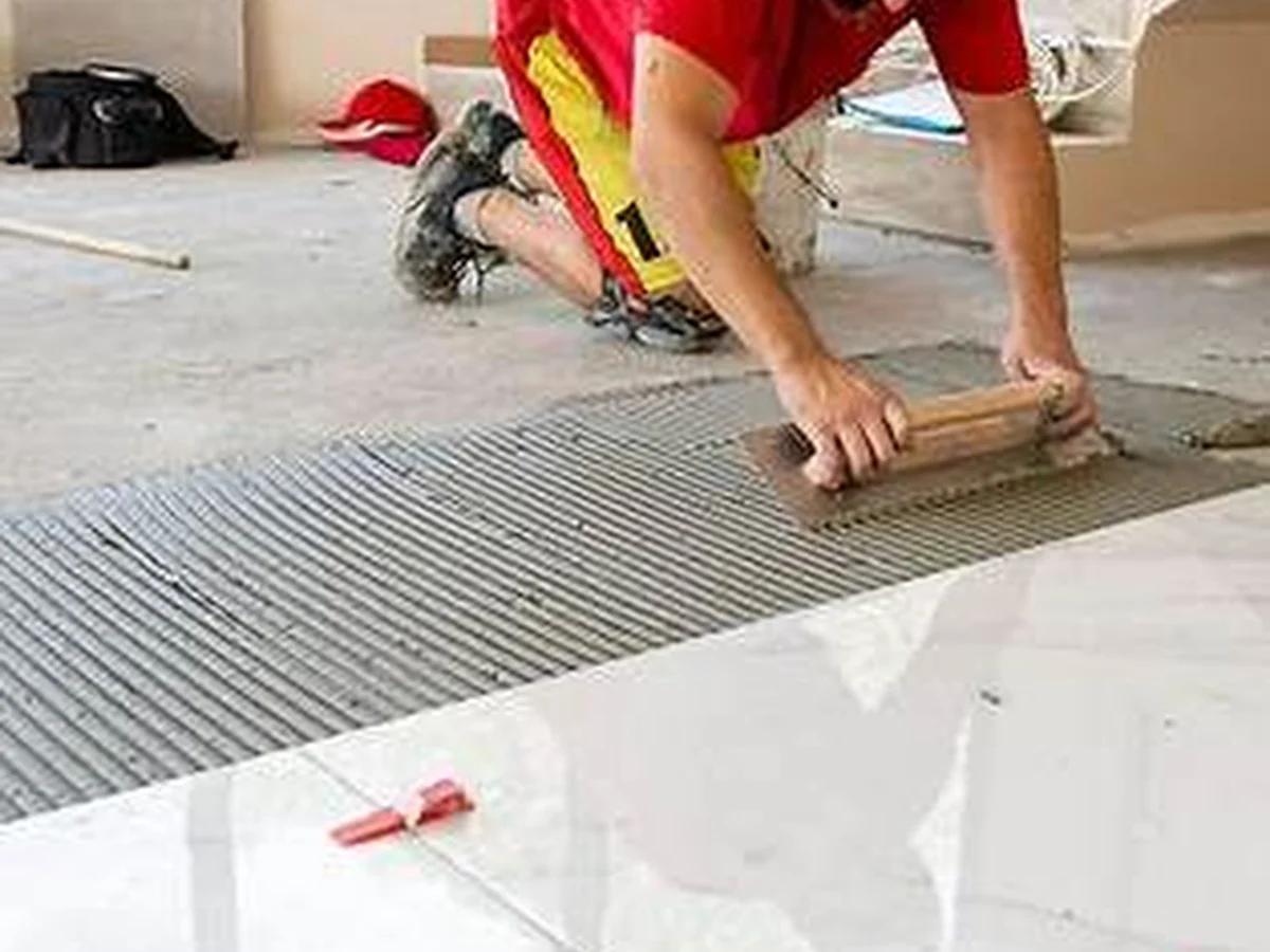 Instalação de porcelanato em ambiente residencial